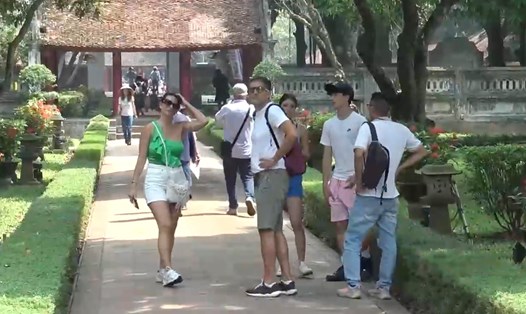 Đông đảo du khách, đặc biệt là du khách nước ngoài đã nườm nượp đến các điểm di tích lịch sử của Hà Nội để tham quan trong kỳ nghỉ lễ 30.4 - 1.5. Ảnh: Khánh Linh