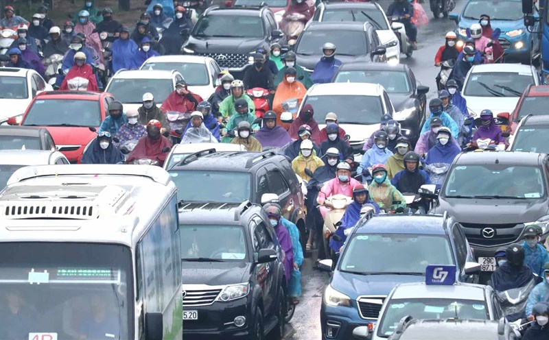 Dự báo Hà Nội có mưa rào và dông rải rác từ đêm 30.4. Ảnh: Hữu Chánh