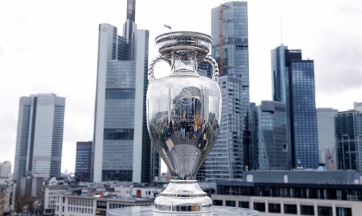Chiếc cúp cho nhà vô địch EURO 2024 đang trên hành trình qua các thành phố tại Đức. Ảnh: UEFA
