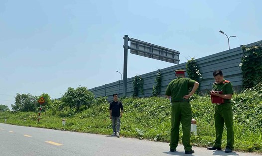 Thực nghiệm hiện trường phóng viên bị hành hung khi tác nghiệp vụ cháy tại Thanh Trì. Ảnh: Dương Hiệp