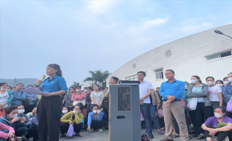 Lãnh đạo Công đoàn Khu kinh tế Đông Nam tham gia đối thoại với công nhân lao động Công ty điện tử BSE chi nhánh Nghệ An. Ảnh: Quang Đại