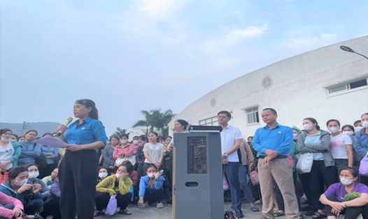 Lãnh đạo Công đoàn Khu kinh tế Đông Nam tham gia đối thoại với công nhân lao động Công ty điện tử BSE chi nhánh Nghệ An. Ảnh: Quang Đại