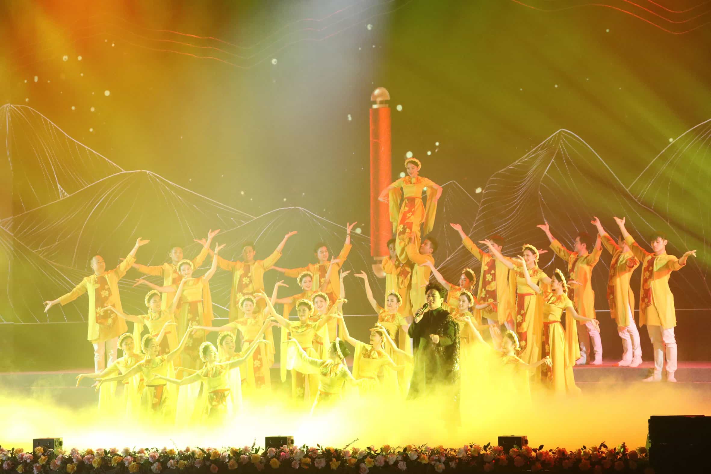 Một tiết mục văn nghệ đặc sắc tại lễ kỷ niệm 10 năm Quần thể danh thắng Tràng An được UNESCO ghi danh là Di sản Văn hóa và Thiên nhiên thế giới. Ảnh: Nguyễn Trường