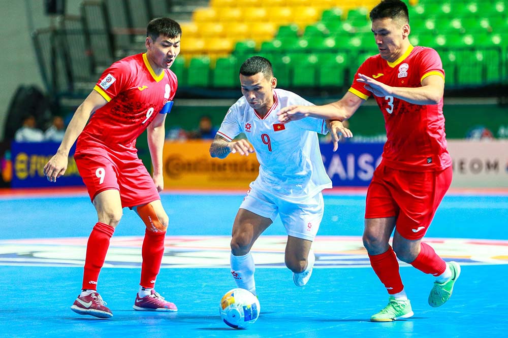 Lối đá của Kyrgyzstan khiến tuyển futsal Việt Nam gặp nhiều khó khăn. Ảnh: Thanh Vũ
