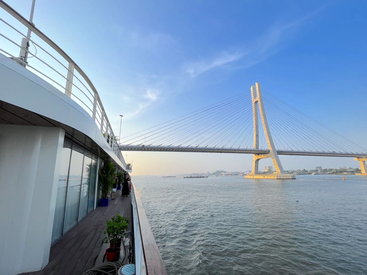 Hành trình đi qua cầu Vàm Cống, một trong những cây cầu dài nhất miền Tây, nối TP Cần Thơ và tỉnh Đồng Tháp.