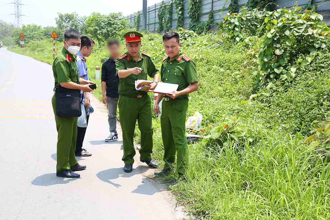 Lực lượng chức năng thực nghiệm hiện trường vụ 2 nhà báo tố bị nhóm đối tượng hành hung khi đang tác nghiệp. Ảnh: Tô Thế