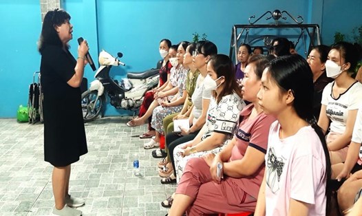 Chị Nguyễn Thị Xem (Chủ tịch Hội Liên hiệp Phụ nữ phường Tân Tạo, quận Bình Tân) tổ chức nhiều buổi sinh hoạt ngoài giờ tuyên truyền kiến thức về bạo lực gia đình cũng như sức khỏe sinh sản cho các nữ công nhân. Ảnh: Kim Hồng