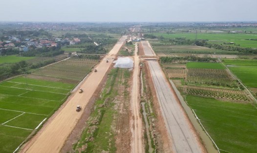 Những đường nét đầu tiên của dự án Vành đai 4 đoạn qua huyện Mê Linh (Hà Nội), tháng 3.2024. Ảnh: Hữu Chánh