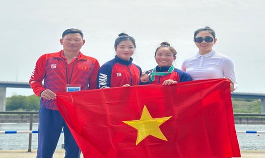 Tay đua canoeing Nguyễn Thị Hương (thứ 2 từ phải sang) đã giành vé chính thức tham dự Olympic Paris 2024. Ảnh: Đoàn TTVN