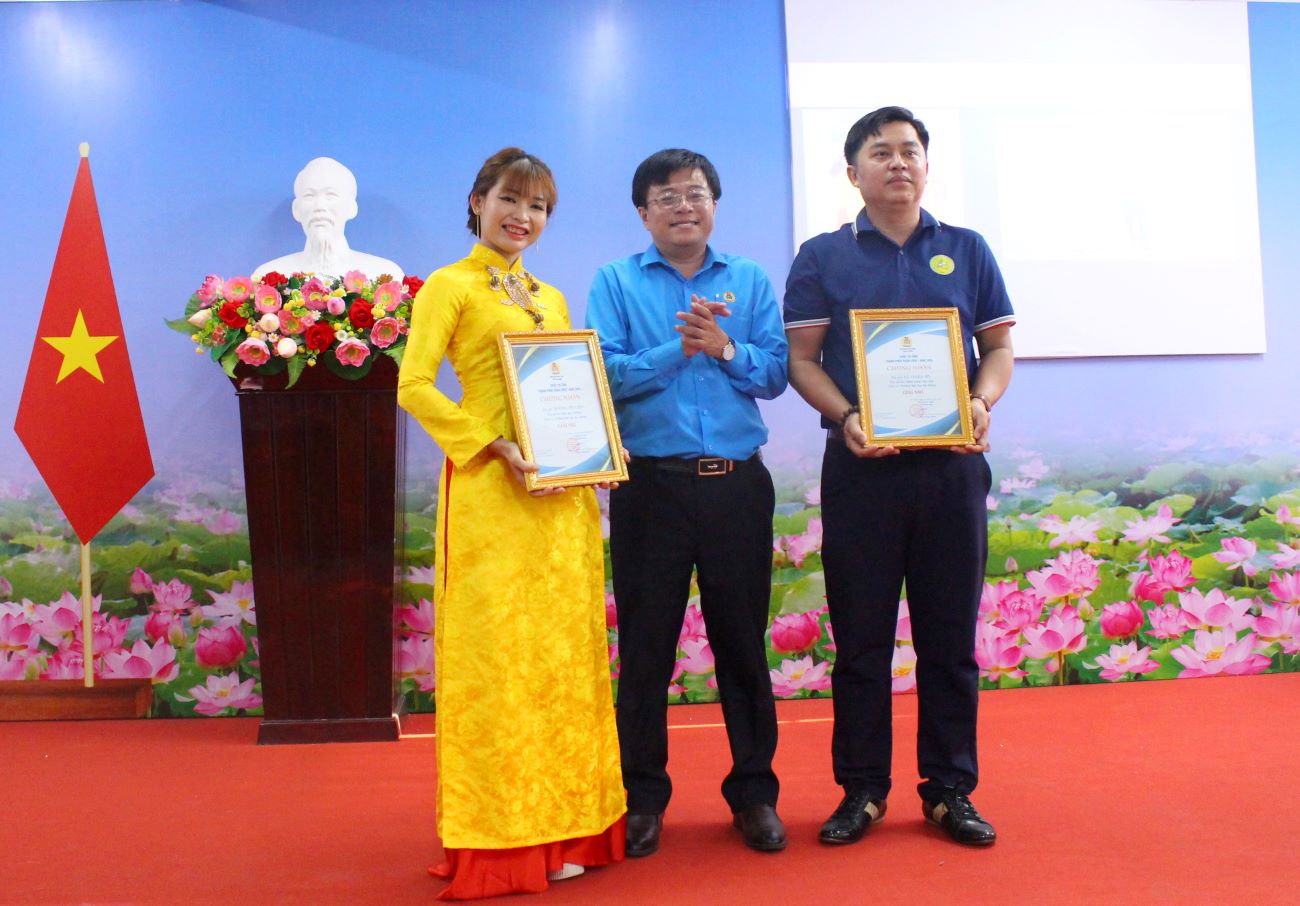 2 cá nhân CĐCS Trường Đại học An Giang đạt giải Nhì. Ảnh: Lâm Điền