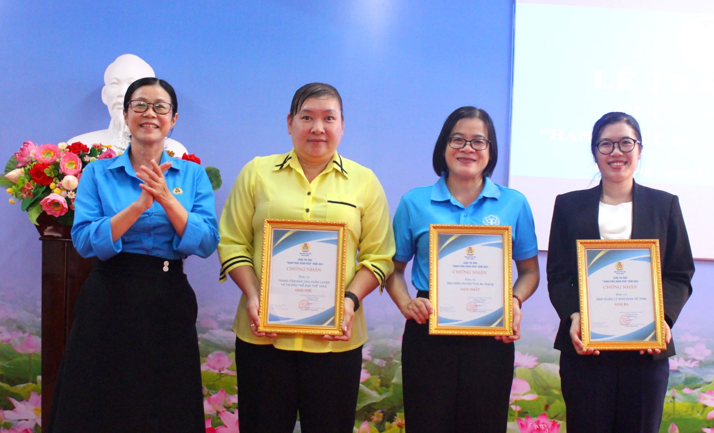Bà Trần Hồng Trân (bìa trái) - Phó Chủ tịch Công đoàn Viên chức tỉnh An Giang trao giải cho 3 tập thể. Ảnh: Lâm Điền