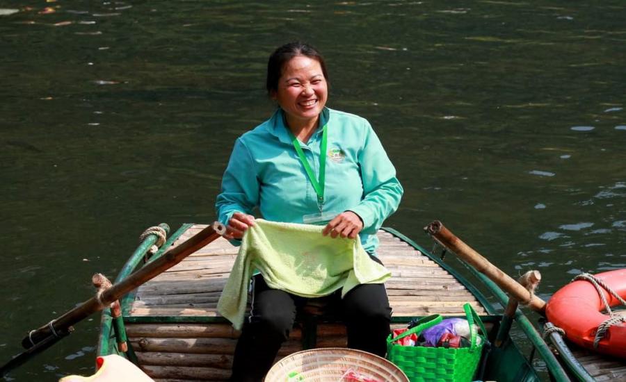 Niềm vui của những người chèo đò ở Tràng An khi kết thúc hành trình đưa du khách đi khám phá Tràng An trở về bến an toàn. Ảnh: Nguyễn Trường