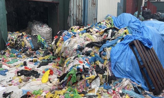 Cảnh tái chế rác thải bẩn thành hộp nhựa, xốp đựng thức ăn một lần. Ảnh: Nhóm PV