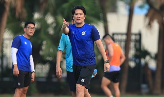 Huấn luyện viên Daikia Iwamasa của Hà Nội FC. Ảnh: Minh Dân