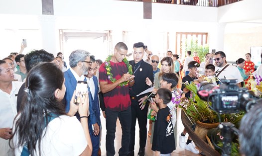 Huyền thoại Rivaldo ký tên tặng người hâm mộ tại Đà Nẵng. Ảnh: Nguyên Thi