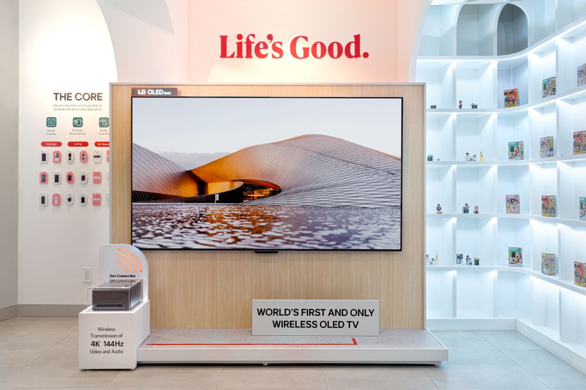 Hộp điều khiển không dây có thể đặt cách tivi TV LG OLED evo M4 tối đa 9m,  cho phép người dùng tận hưởng không gian giải trí thoáng đãng. Ảnh: LG
