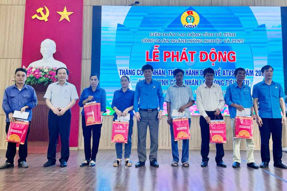 Công đoàn ngành Nông nghiệp và Phát triển nông thôn Hà Tĩnh trao quà cho đoàn viên khó khăn. Ảnh: Nguyễn Mai.