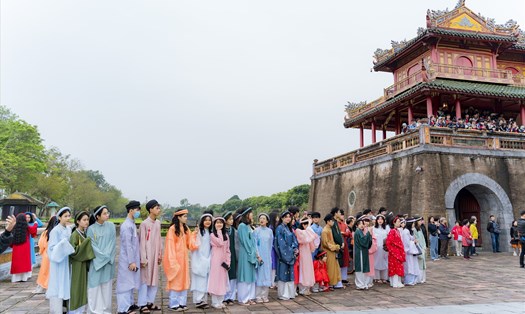 Huế thu hút đông đảo du khách tới tham quan các di tích lịch sử như Đại nội Huế, lăng tẩm vua Minh Mạng, Khải Định, Tự Đức, sông Hương, núi Ngự Bình, chùa Thiên Mụ trong dịp lễ 30.4 - 1.5. Ảnh: Quảng An