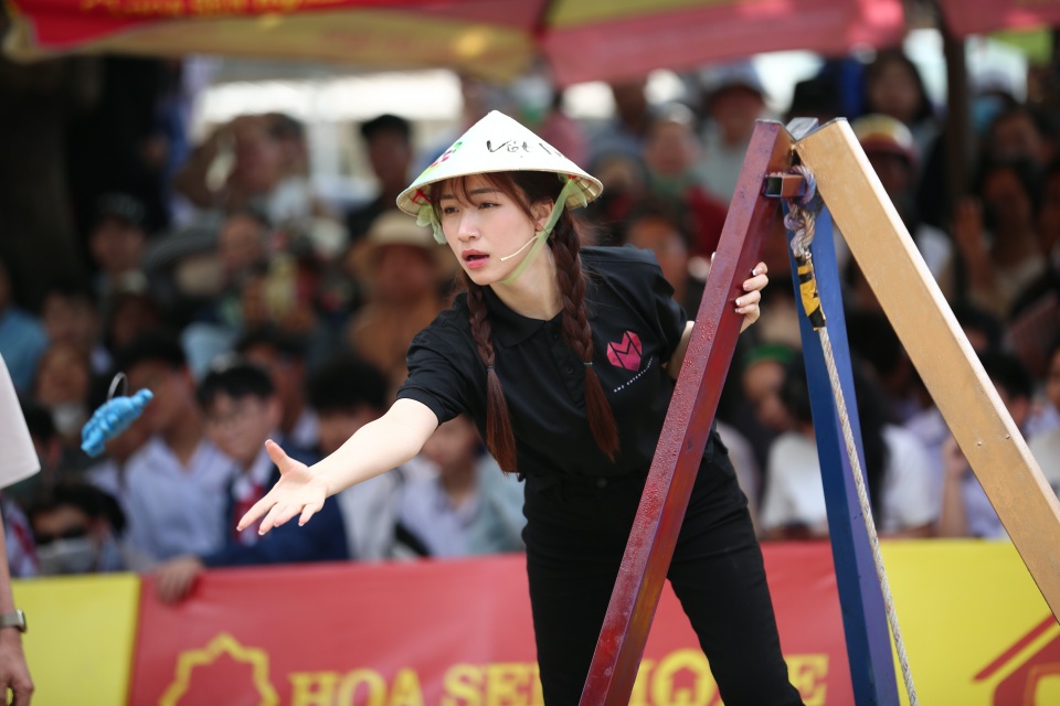 Hòa Minzy thực hiện thử thách trong chương trình. Ảnh: Bee