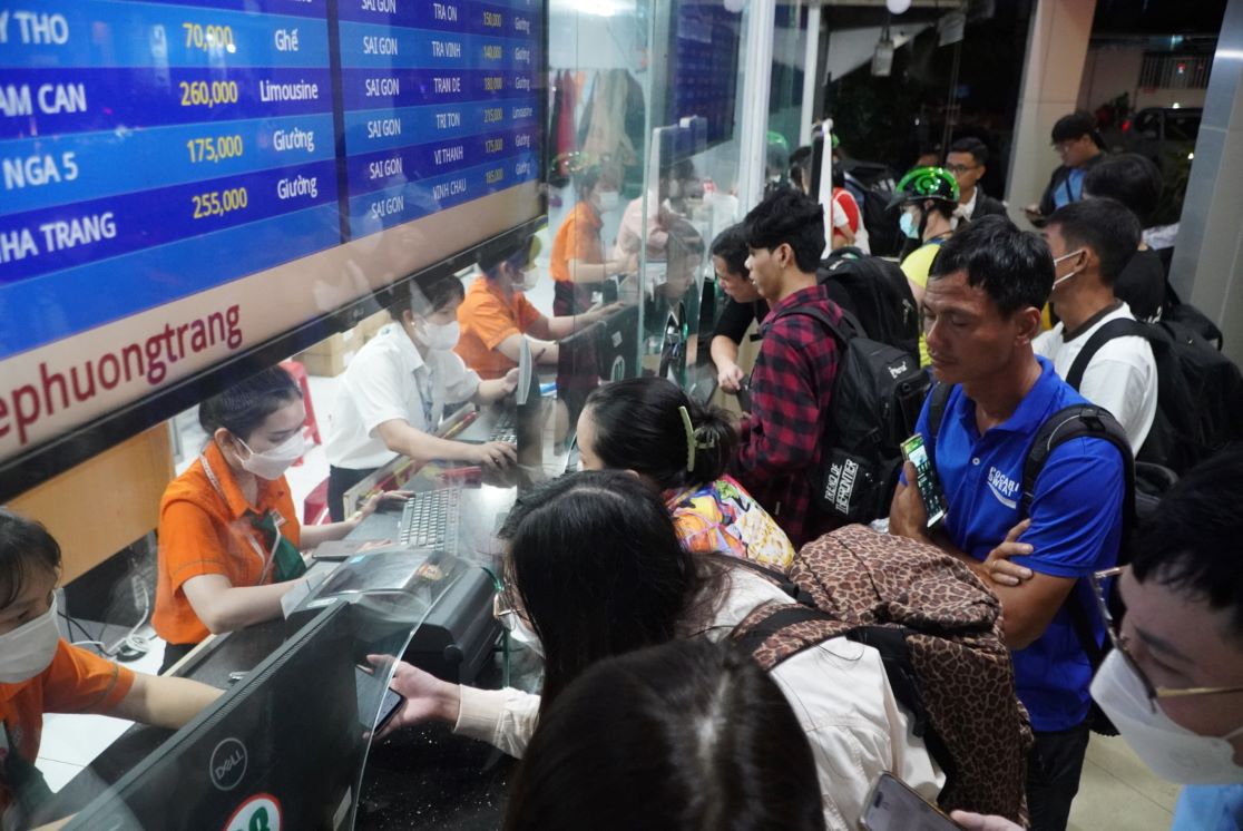 Theo ghi nhận của Lao Động, tại các quầy bán xe liên tục có người dân đến hỏi mua vé. Một số quầy luôn trong tình trạng chật kín người dân chờ lấy vé do đã đặt online từ trước.
