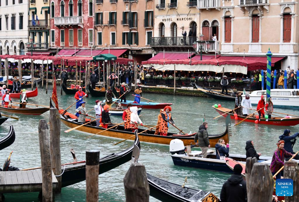 Khách du lịch sẽ phải nộp phạt nếu bị phát hiện không thu vé vào cửa Venice theo quy định. Ảnh: Xinhua