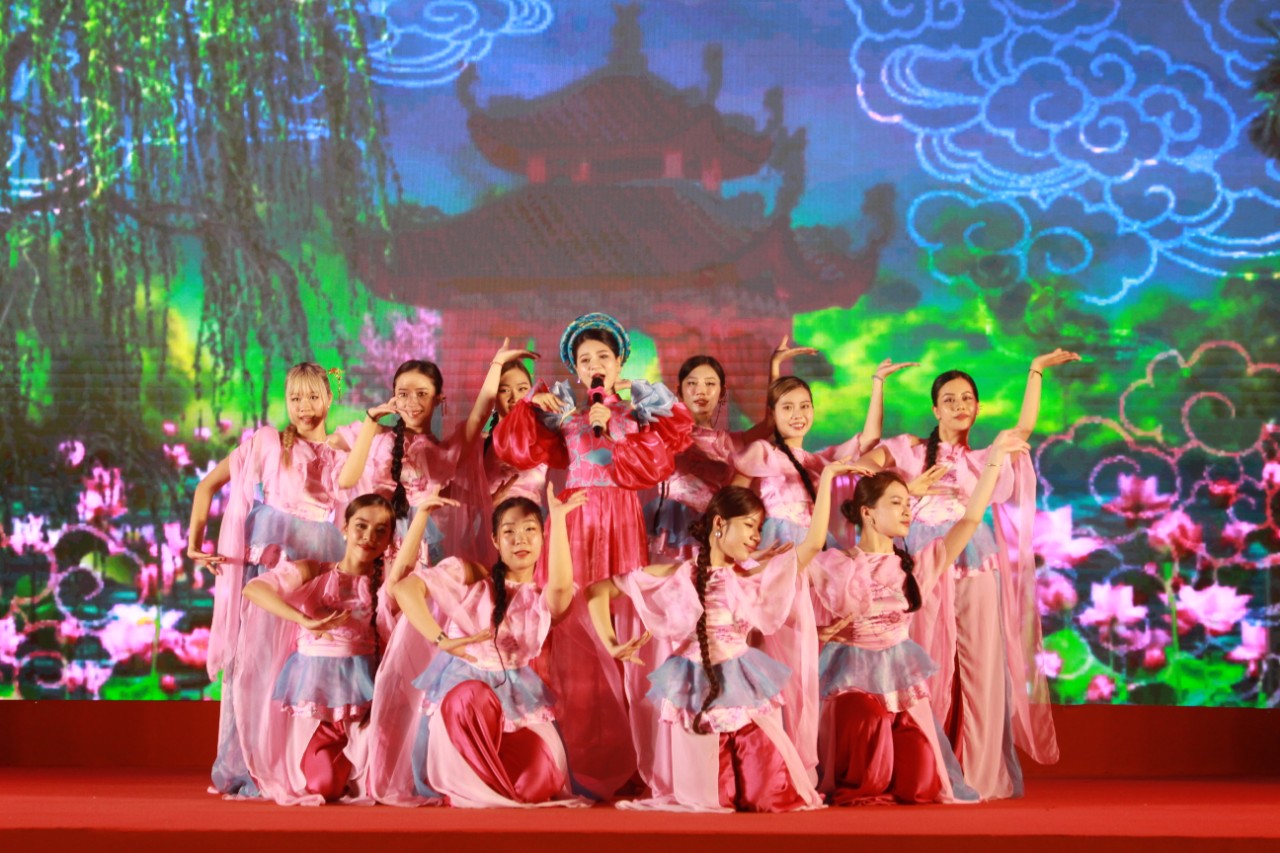 Lễ hội Du lịch Hà Nội 2024 mang đến không gian văn hóa, du lịch đa sắc màu cho du khách. Ảnh: Lê Tuyến