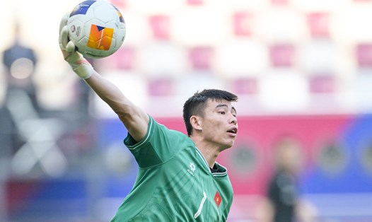 Quan Văn Chuẩn phạm lỗi khiến U23 Việt Nam bị thổi phạt đền trận tứ kết U23 châu Á. Ảnh: AFC