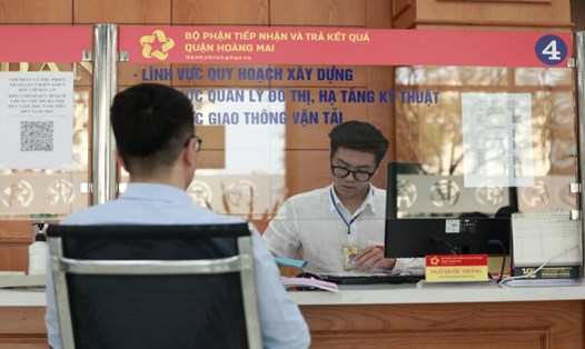 Làm thủ tục hành chính tại quận Hoàng Mai. Ảnh: Hải Nguyễn