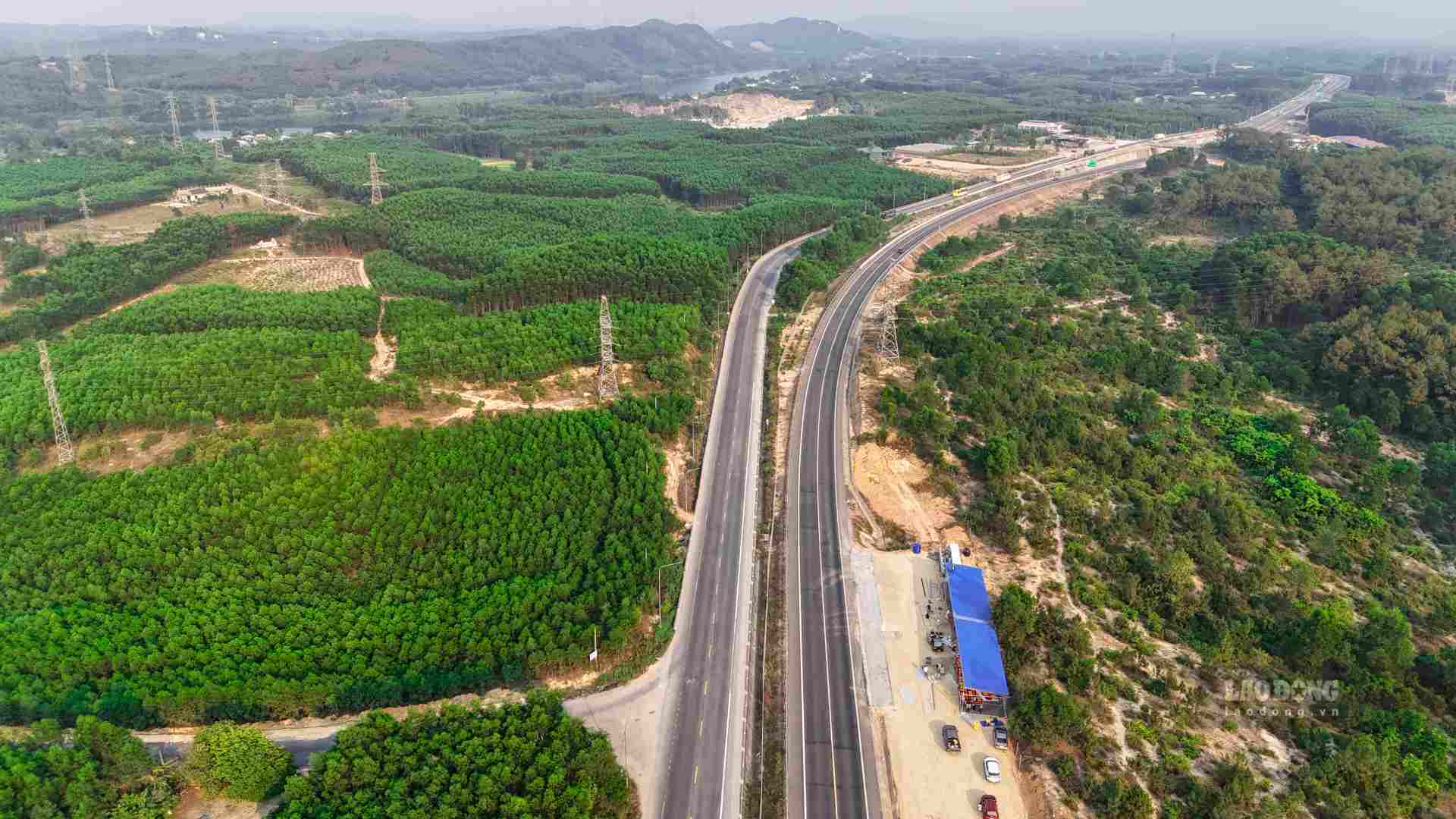 Theo ông Trần Đức Hiệp, Ban QLDA đường Hồ Chí Minh cho biết, trên tuyến cao tốc Cam Lộ - La Sơn, Ban Quản lí dự án đường Hồ Chí Minh đã chọn hai điểm làm trạm dừng nghỉ tạm thời. 
