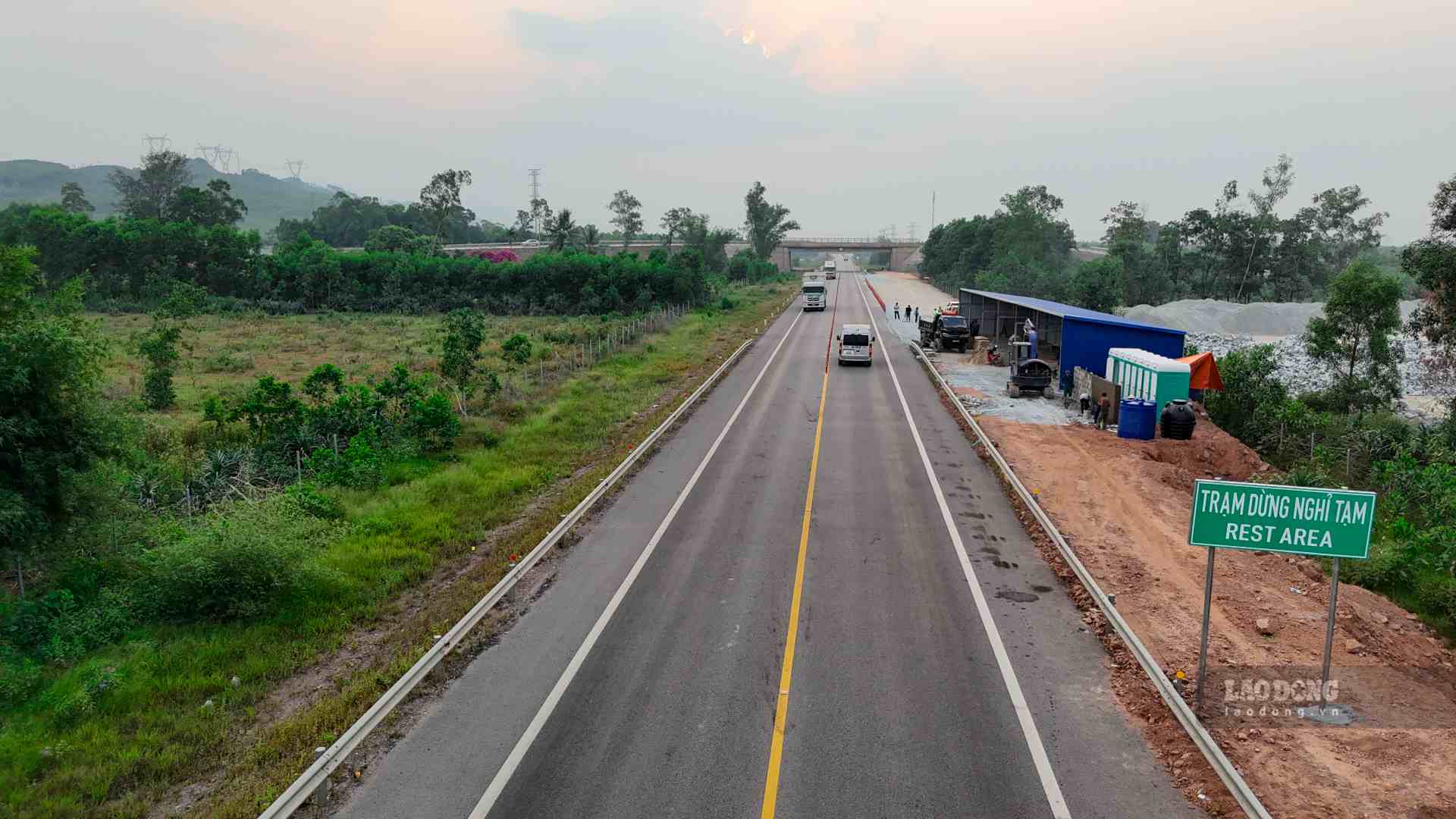 Trên hình là trạm dừng nghỉ phục vụ các phương tiện di chuyển từ Nam ra Bắc tại Km77+800 thuộc phường Hương Thọ, TP. Huế.