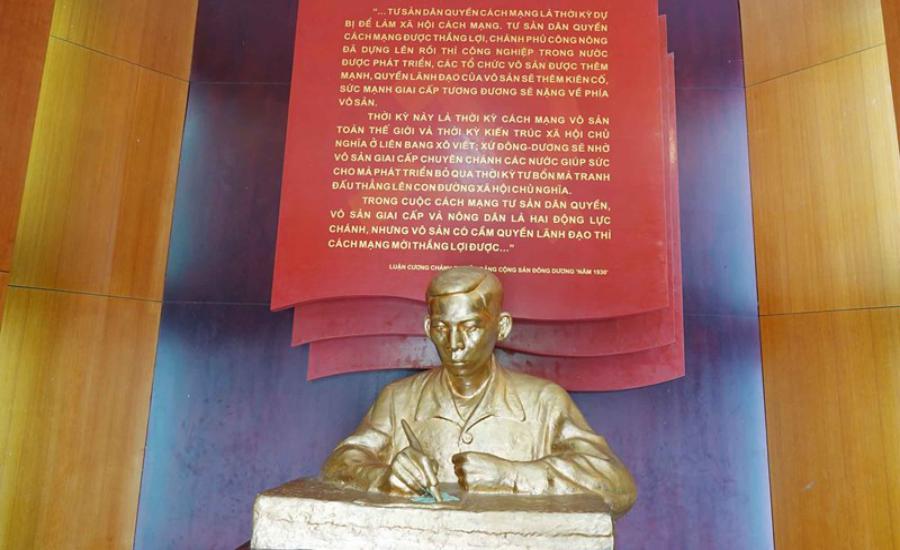 Tượng cố Tổng Bí thư Trần Phú ở Nhà trưng bày lưu niệm xã Tùng Ảnh, huyện Đức Thọ, tỉnh Hà Tĩnh. Ảnh: Trần Tuấn