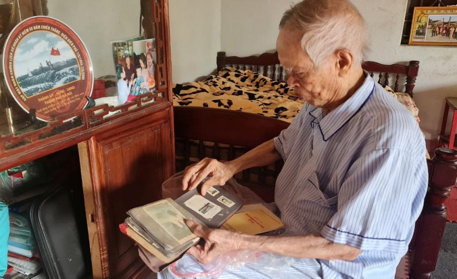 Những kỷ vật, tấm hình lưu niệm khi tham gia chiến dịch năm xưa được ông Thọ lưu giữ cẩn thận. Ảnh: Quách Du