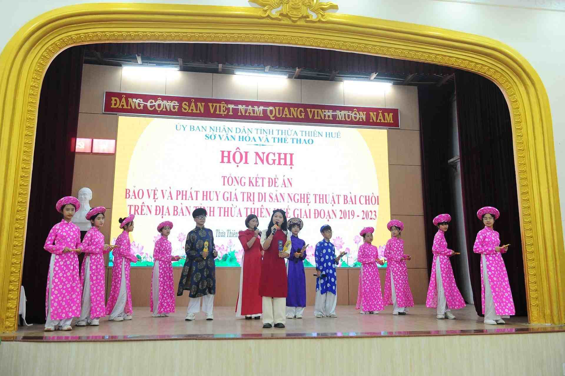 Học sinh Trường THCS Thuỷ Phương biểu diễn bài Chòi. Ảnh: Duy Tín.