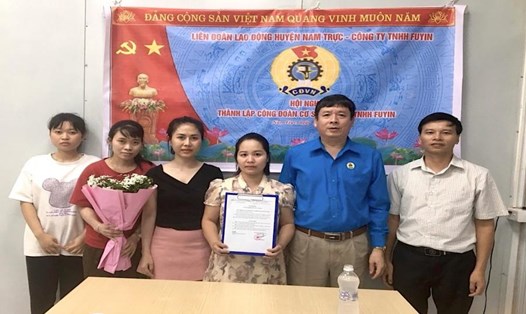 LĐLĐ huyện Nam Trực, tỉnh Nam Định trao quyết định tại Hội nghị thành lập Công đoàn cơ sở Công ty TNHH FUYIN. Ảnh: Công đoàn Nam Định