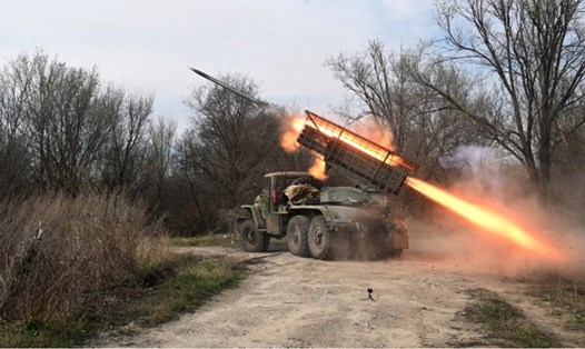 Quân nhân Nga phóng rocket BM-21 Grad về phía các vị trí của Ukraina. Ảnh: Sputnik