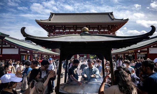 Du khách thăm Đền Sensoji, Tokyo, Nhật Bản ngày 29.4.2023 trong kỳ nghỉ Tuần lễ Vàng. Ảnh: AFP