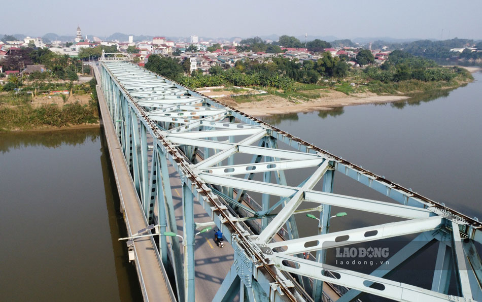 Cầu Yên Bái nối hai bờ sông Hồng. Ảnh: Đinh Đại