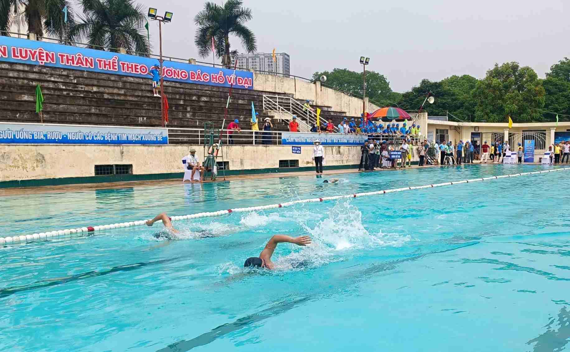 95 vận động viên tham gia giải bơi “Đường đua xanh” tại bể bơi Cung Văn hóa Lao động Hữu nghị Việt Nam. 