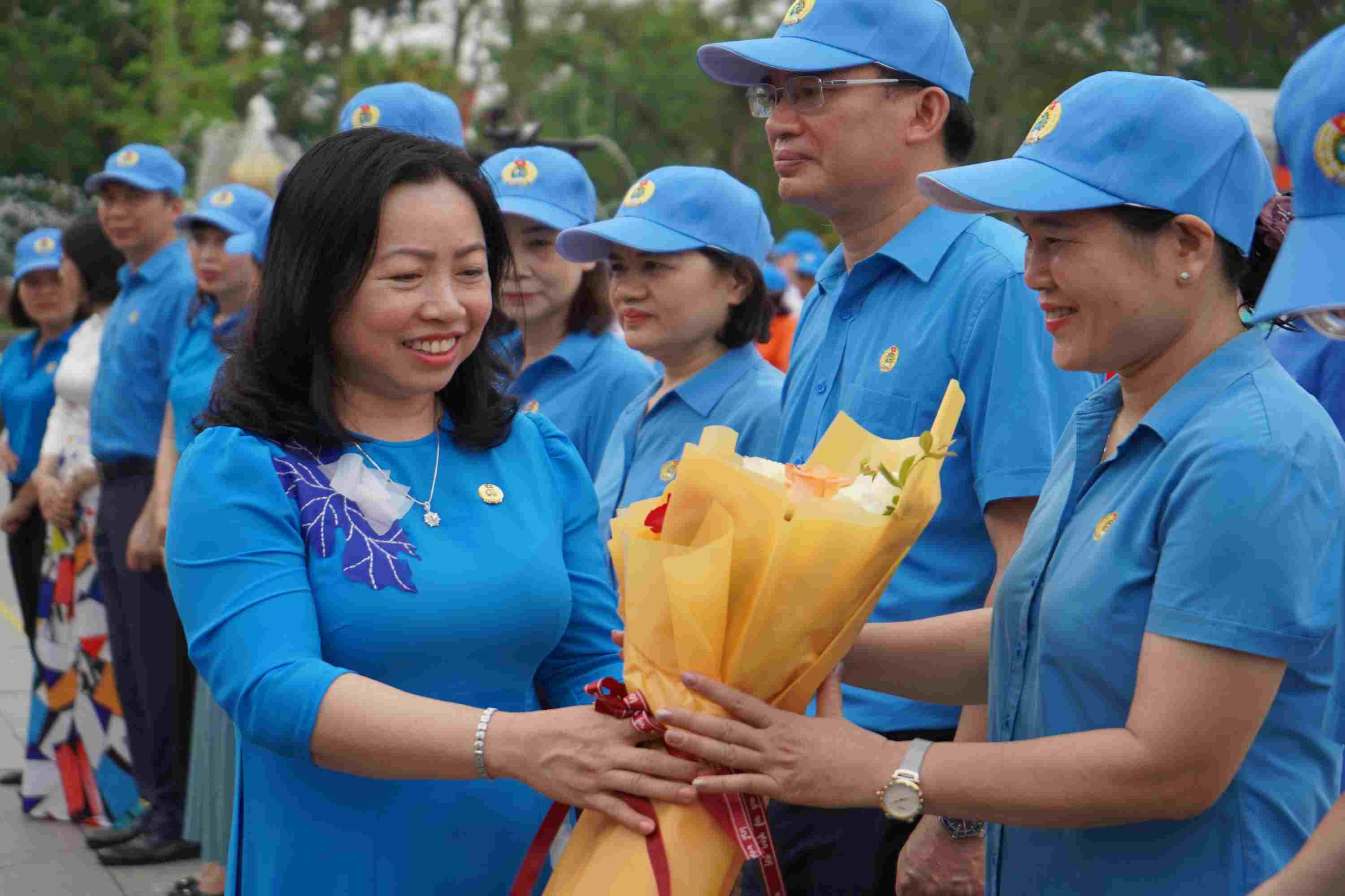 Lãnh đạo Tổng LĐLĐ Việt Nam tặng hoa chúc mừng các đơn vị tham gia Tháng Công nhân. 