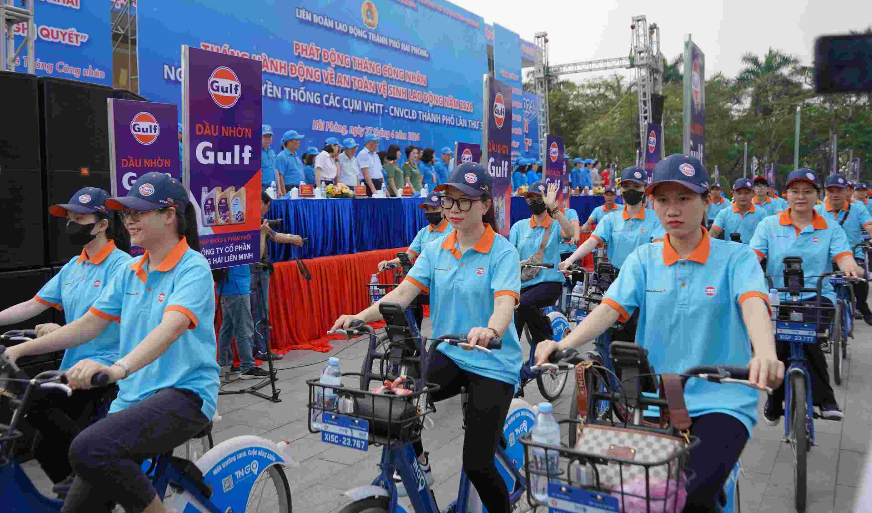 Đoàn vận động viên đạp xe góp thêm sắc màu rực rỡ cho lễ phát động Tháng Công nhân.