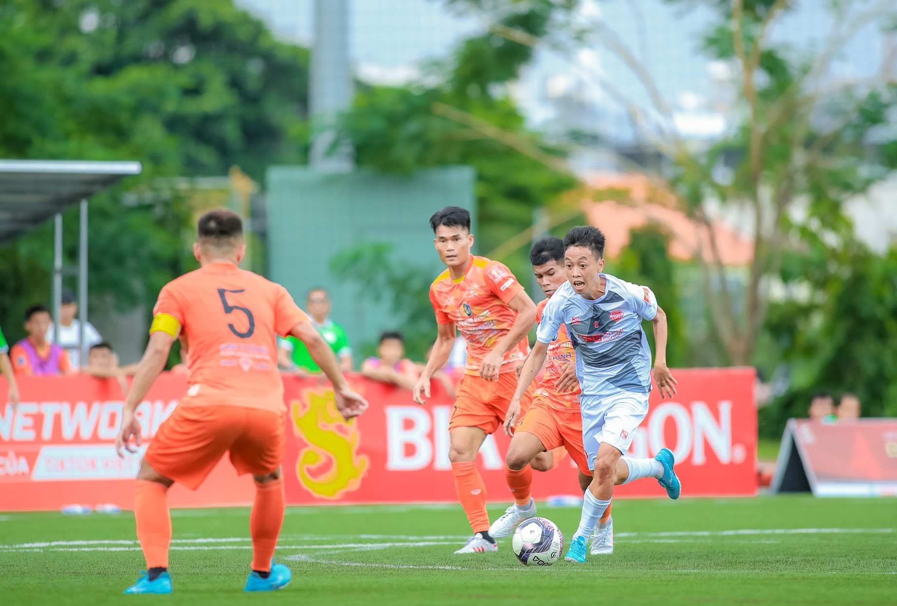 “Chung kết sớm” An Biên FC và Nghiêm Phạm Holding ngay trong ngày giải đấu khởi tranh. Ảnh: Đình Thảo