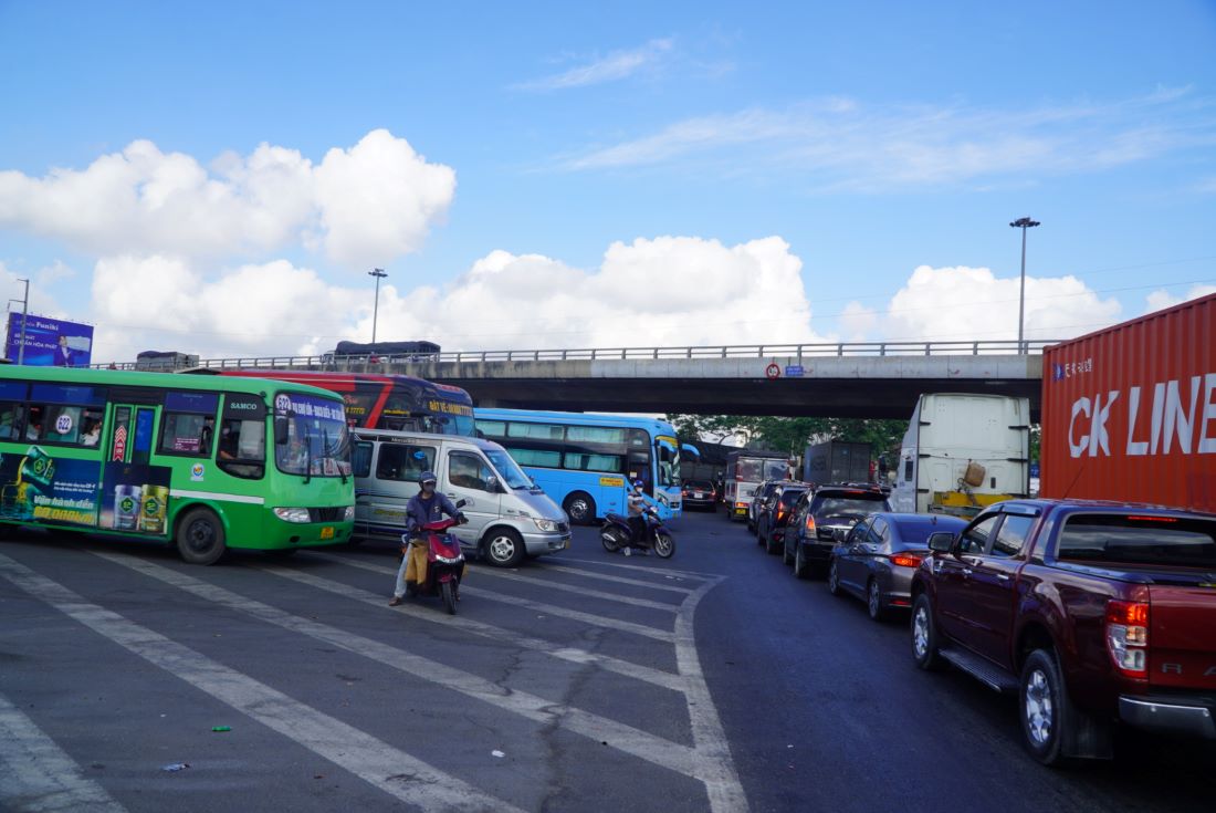 Các phương tiện xung đột tại giao lộ Nguyễn Văn Linh - cầu vượt nút giao Bình Thuận.