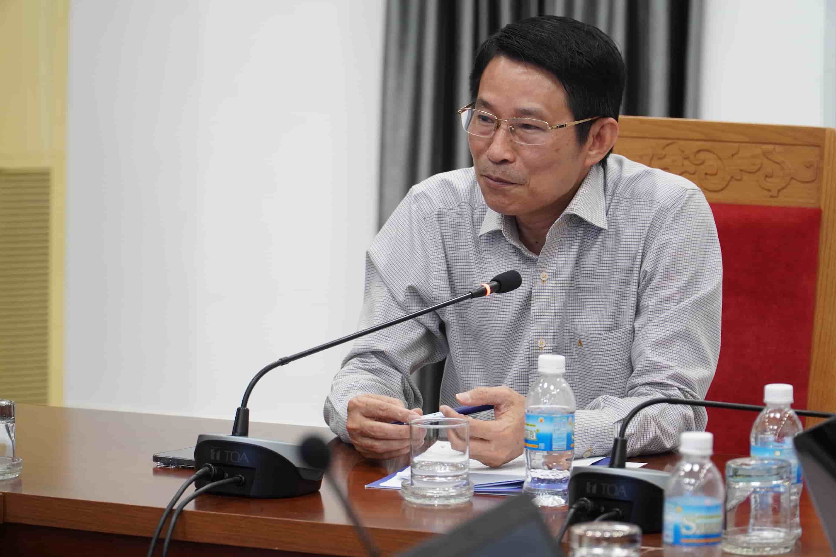 Ông Đinh Văn Thiệu chủ trì một cuộc họp về công tác vệ sinh, an toàn thực phẩm tại Khánh Hòa. Ảnh: Hữu Long