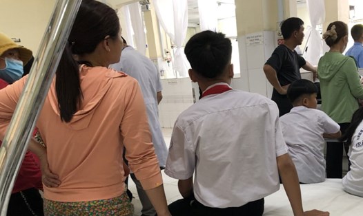 Nhiều học sinh ở Nha Trang nhập viện do ngộ độc thực phẩm. Ảnh: Hữu Long
