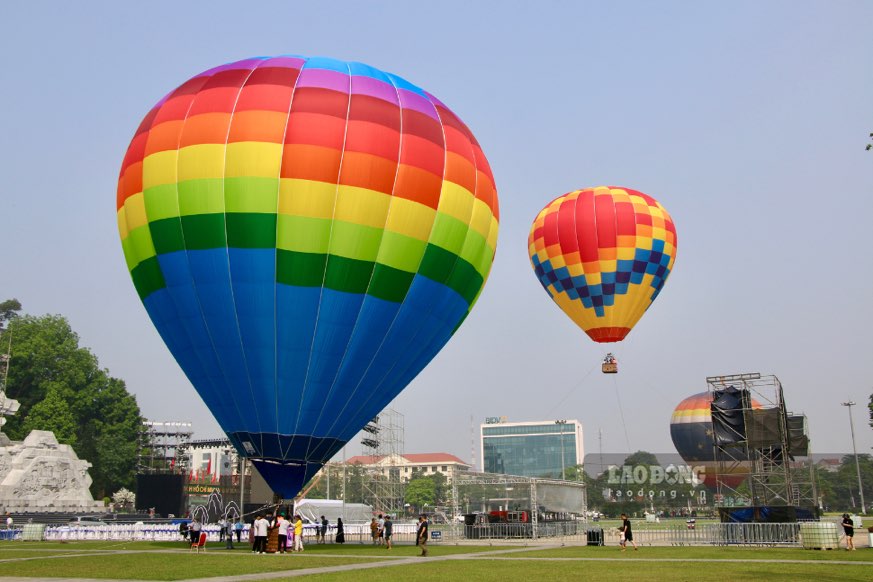 Khinh khí cầu khổng lồ, rực rỡ sắc màu tại Quảng trường Nguyễn Tất Thành (TP Tuyên Quang). Ảnh: Việt Bắc.
