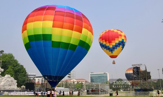 Khinh khí cầu khổng lồ, rực rỡ sắc màu tại Quảng trường Nguyễn Tất Thành (TP Tuyên Quang). Ảnh: Việt Bắc.