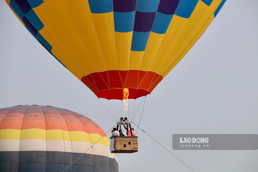 Các du khách đến với lễ hội được bay trải nghiệm trên khinh khí cầu với giá vé từ 200.000 đồng/lượt và chiêm ngưỡng không gian, khung cảnh tươi đẹp, hùng vĩ của TP Tuyên Quang.