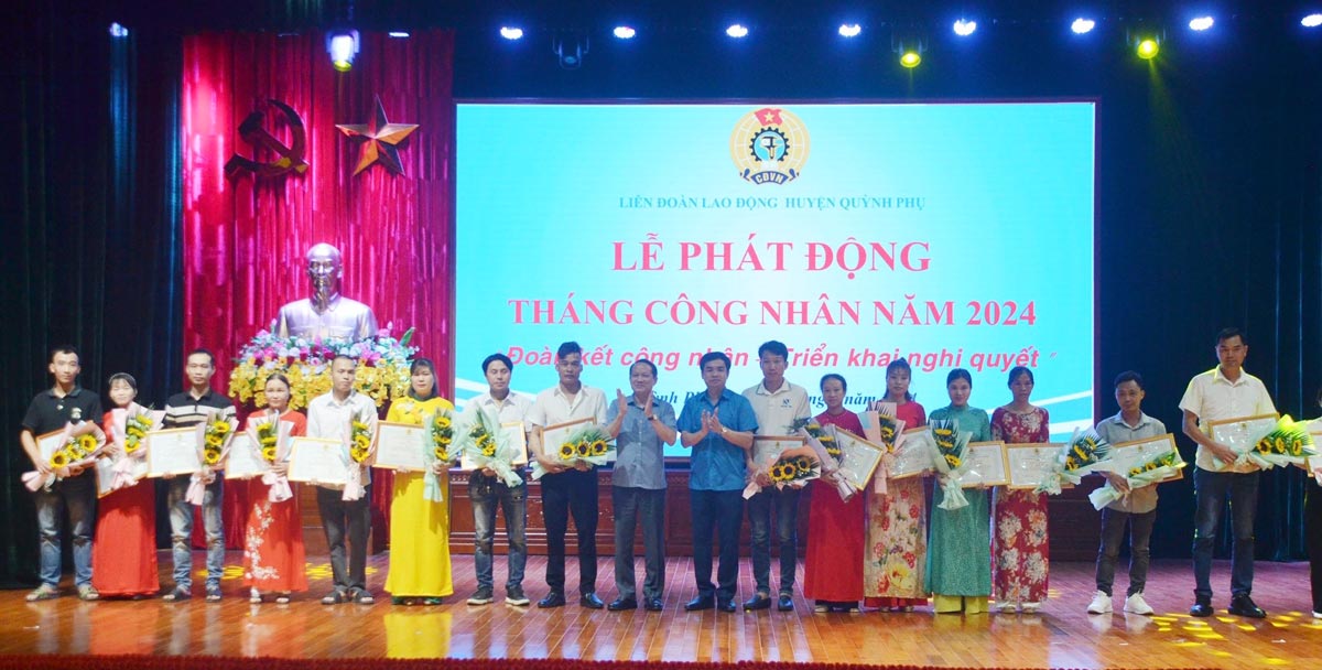 Chủ tịch Liên đoàn Lao động tỉnh Thái Bình và Bí thư Huyện ủy Quỳnh Phụ trao khen thưởng cho công nhân lao động tiêu biểu xuất sắc. Ảnh: Bá Mạnh