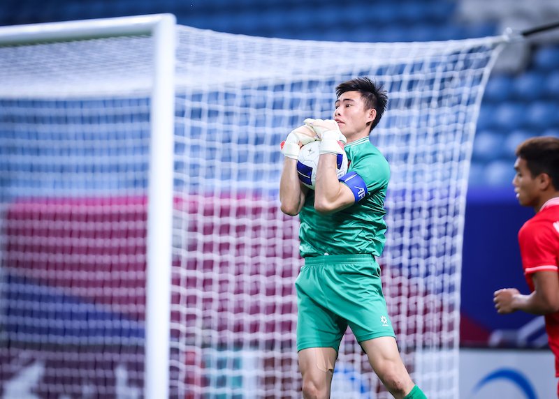 Thủ môn Quan Văn Chuẩn mắc lỗi sơ đẳng khiến U23 Việt Nam bị thổi phạt penalty. Ảnh: AFC
