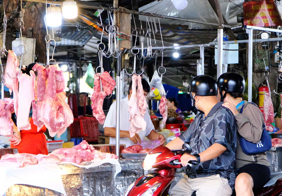 Chị Huỳnh nói thêm, trong ngày lễ, giá các loại hàng hóa, nhu yếu phẩm có phần chênh lệch so với mọi khi. Theo đó, các mặt hàng thịt, cá, hải sản là tăng từ 5.000 - 10.000 đồng/kg.